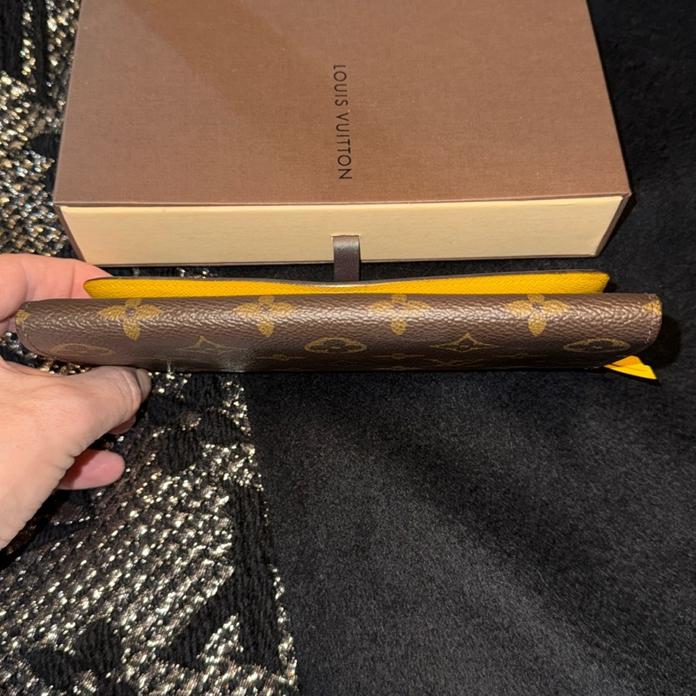 Women’s or Men’s Louis Vuitton Monogram Wallet with Yellow Guts inside Pristine - Picture 14 of 17